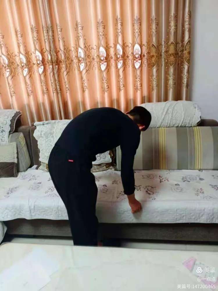 焦嘉豪正在整理沙发孙冰霜正在扫地牛科技正在叠被子房鑫正在扫地张睿